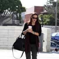 Jennifer Garner stops at Starbucks on her way to a hospital | Picture 93741